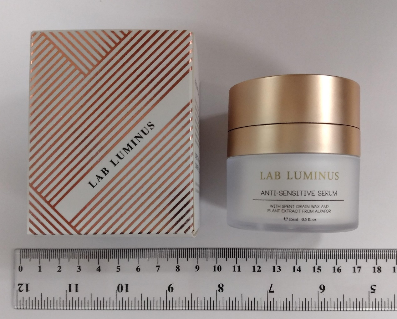 衞生署今日(十月十四日)呼籲市民切勿購買或使用一款名為「LAB LUMINUS ANTI-SENSITIVE SERUM」的外用產品,因發現該產品含有未標示受管制的藥物成分。