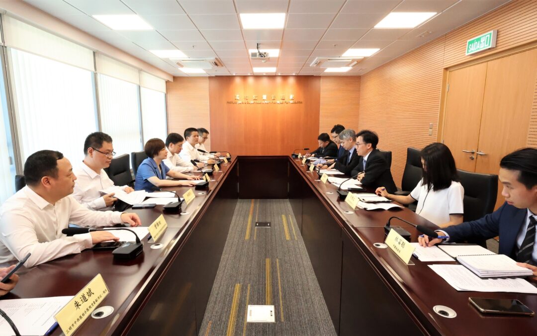 O Instituto para a Supervisão e Administração Farmacêutica, a Comissão de Saúde da Província de Fujian e os peritos de medicina tradicional chinesa trocam opiniões sobre o desenvolvimento de medicina tradicional chinesa