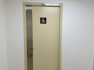 设于政府（青茂）办公大楼19楼办事处的无障碍洗手间