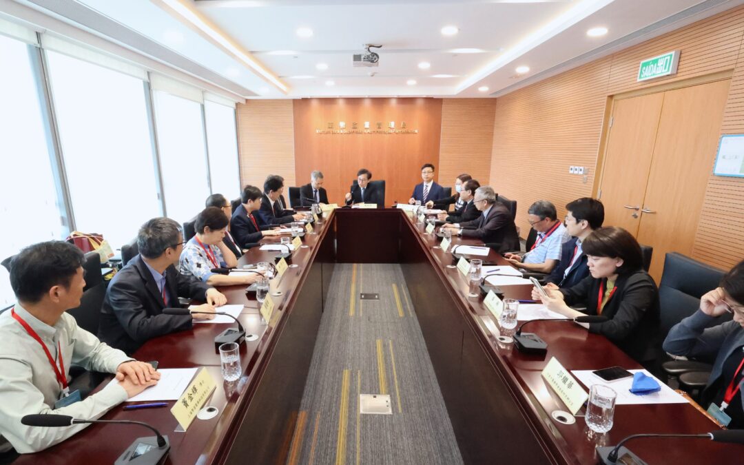 Delegação de especialistas de medicina tradicional chinesa visita o ISAF para discutir investigação e desenvolvimento de novos medicamentos tradicionais chineses
