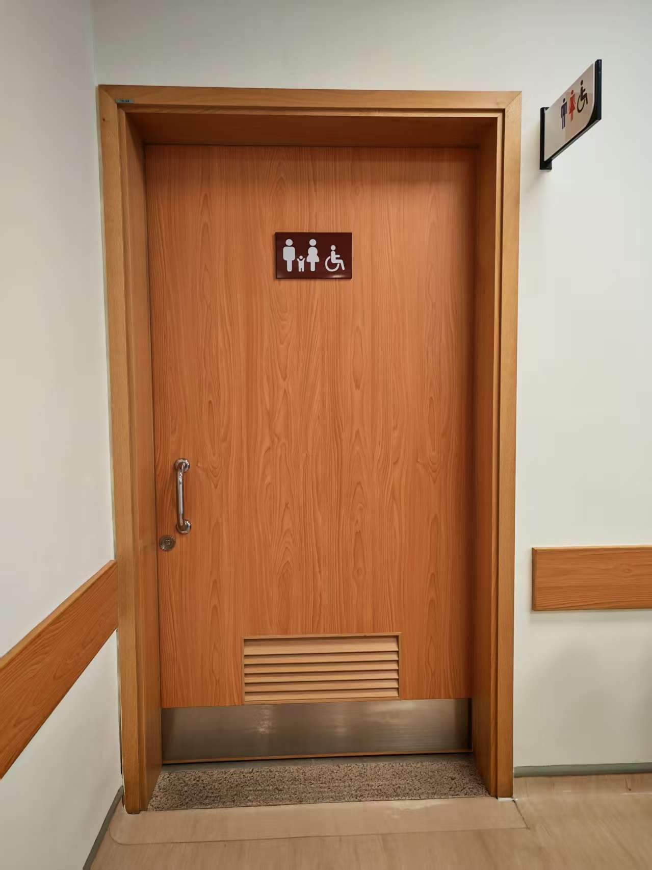 A casa de banho acessível no escritório sito no 19.º andar do Edifício de Escritórios do Governo (Qingmao)