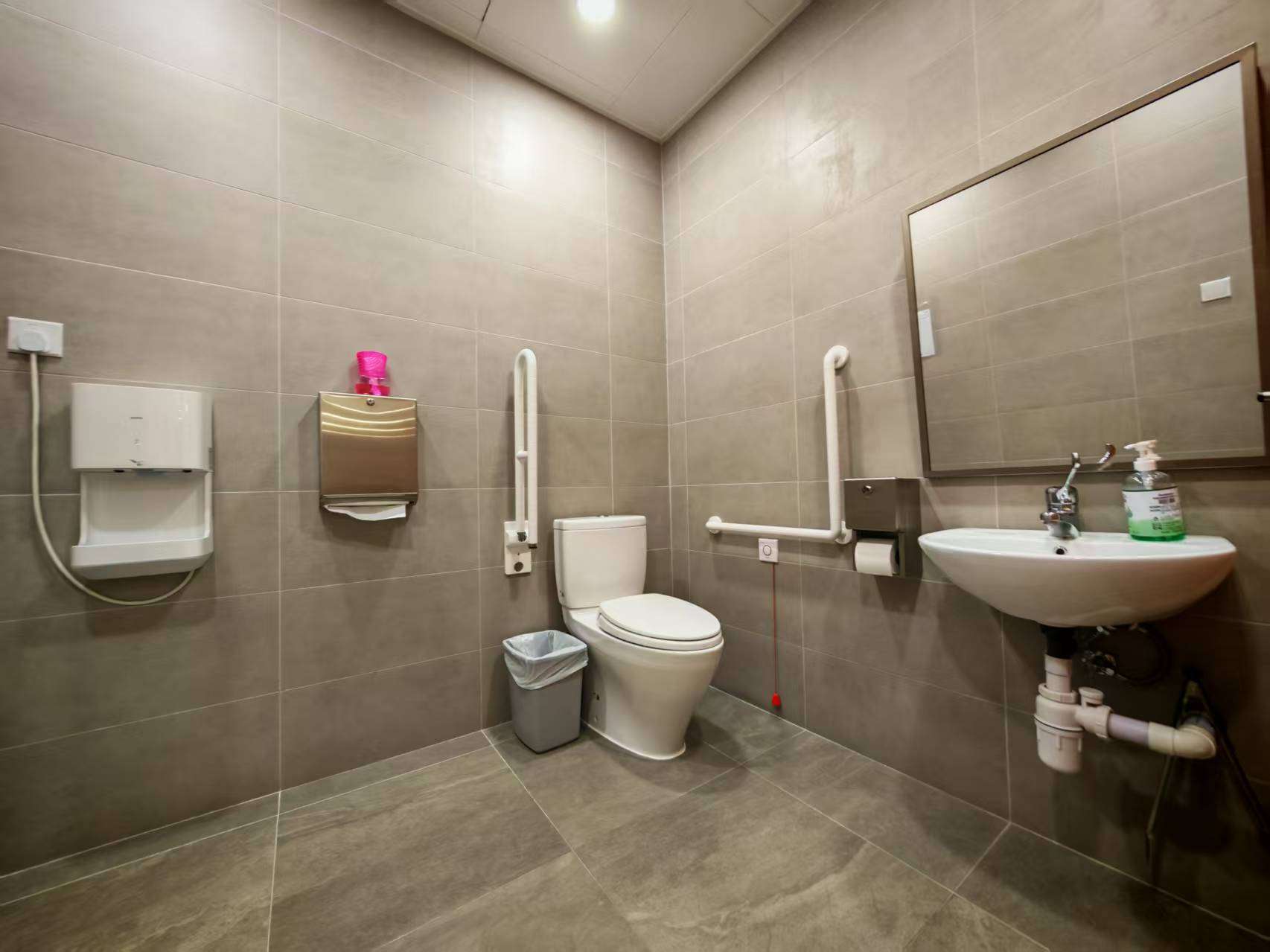 A casa de banho acessível no escritório sito no 19.º andar do Edifício de Escritórios do Governo (Qingmao)