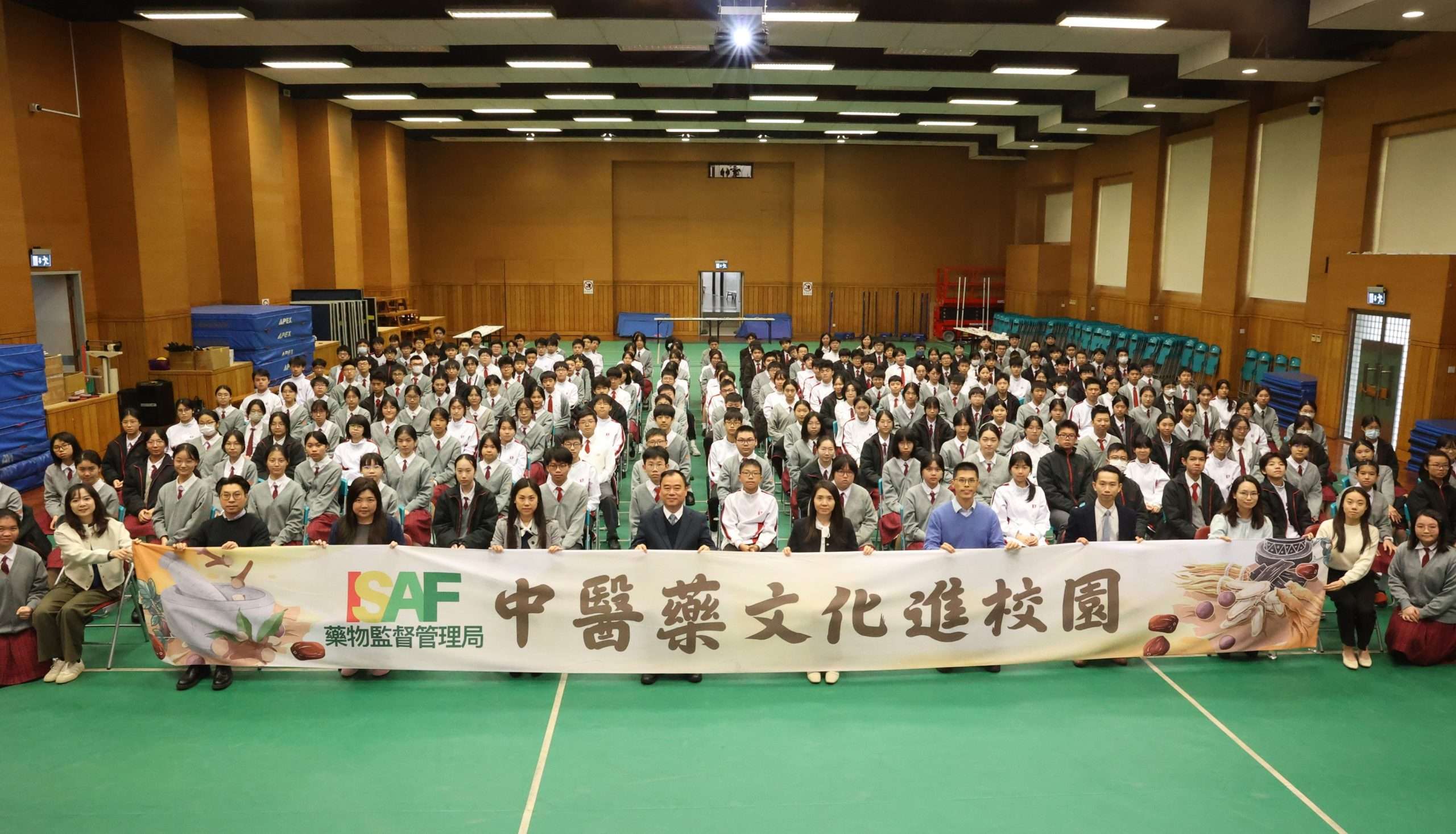 Promoção da cultura da medicina tradicional chinesa e divulgação da excelente cultura tradicional chinesa nas escolas através da cooperação interdepartamental